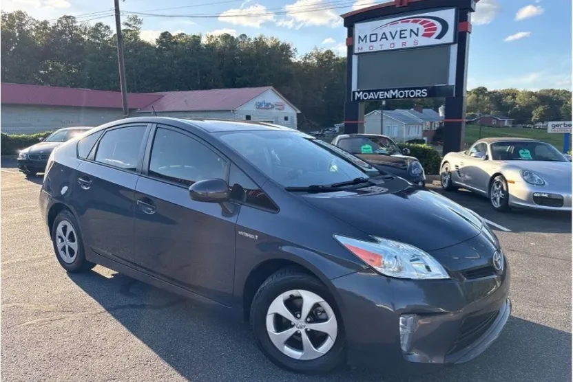 2015 Toyota Prius Three photo 1