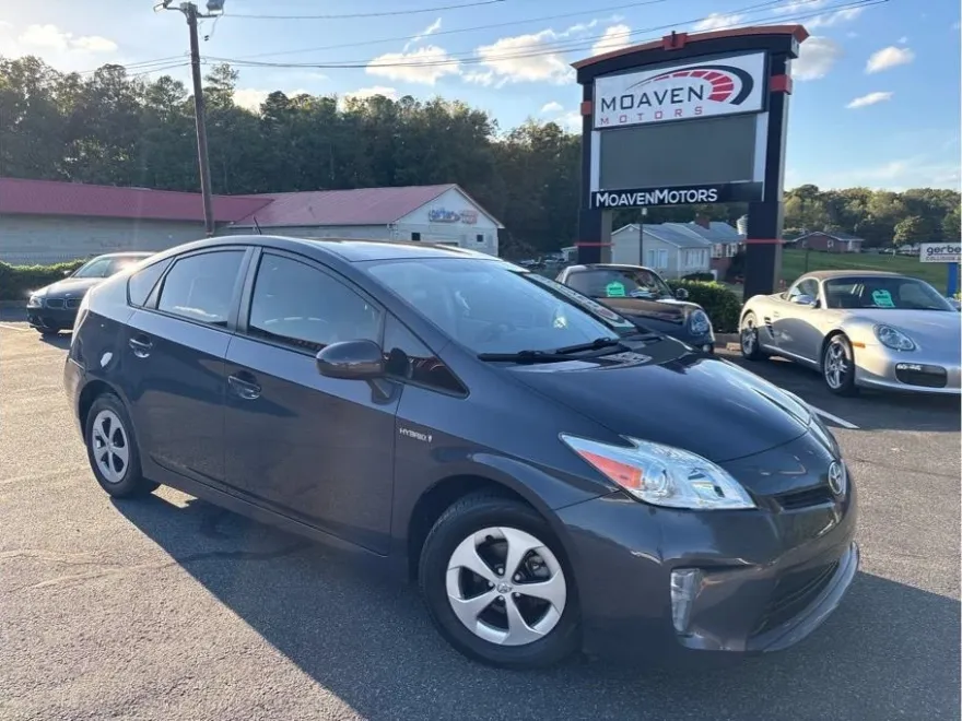 2015 Toyota Prius Three photo 1