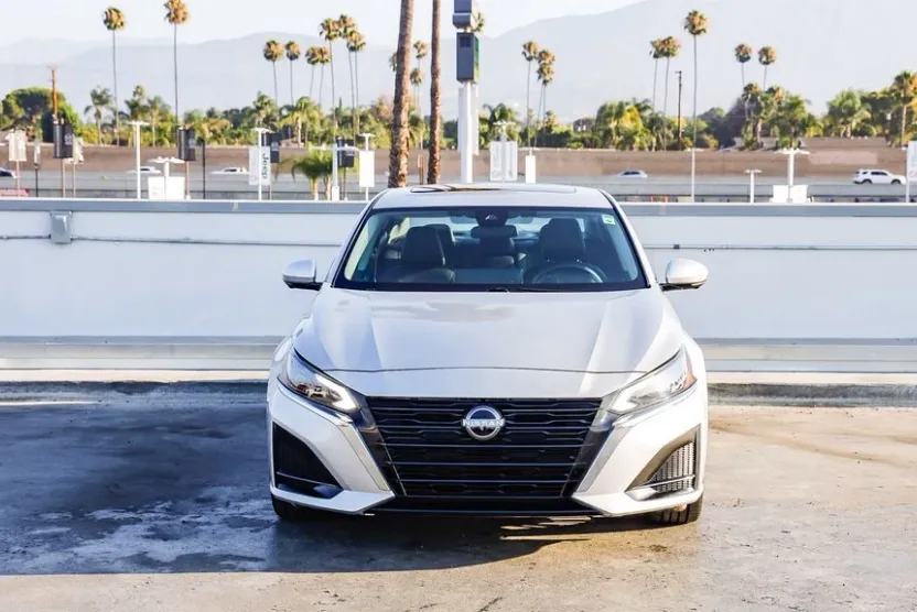 2023 Nissan Altima 2.5 SL photo 1