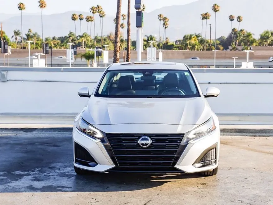 2023 Nissan Altima 2.5 SL photo 1
