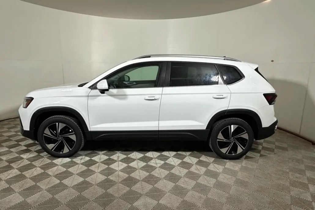 2025 Volkswagen Taos SE photo 1