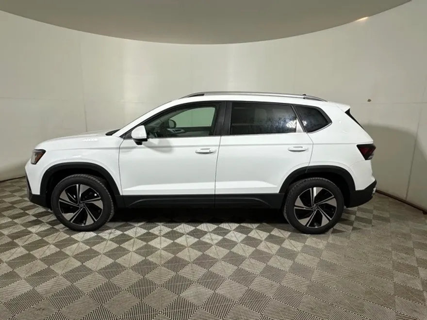 2025 Volkswagen Taos SE photo 1