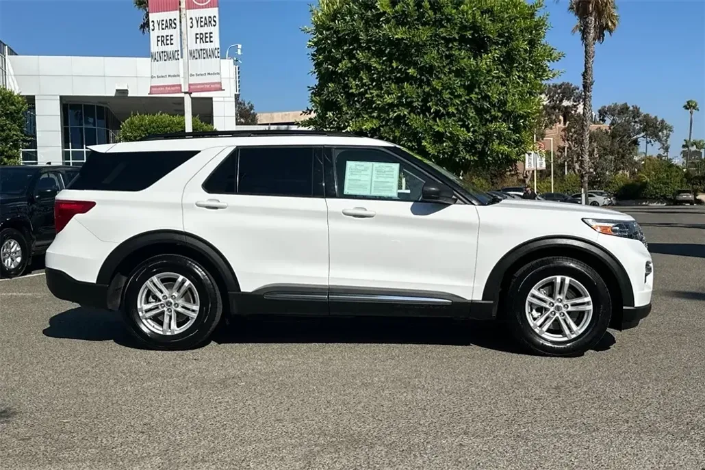2023 Ford Explorer XLT photo 1