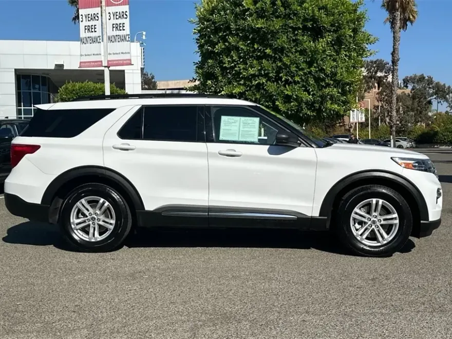 2023 Ford Explorer XLT photo 1