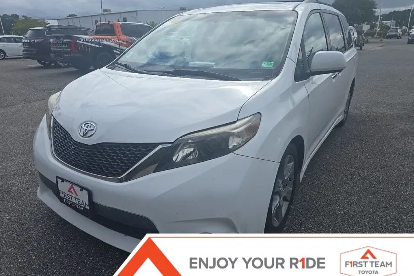 2014 Toyota Sienna SE photo 1