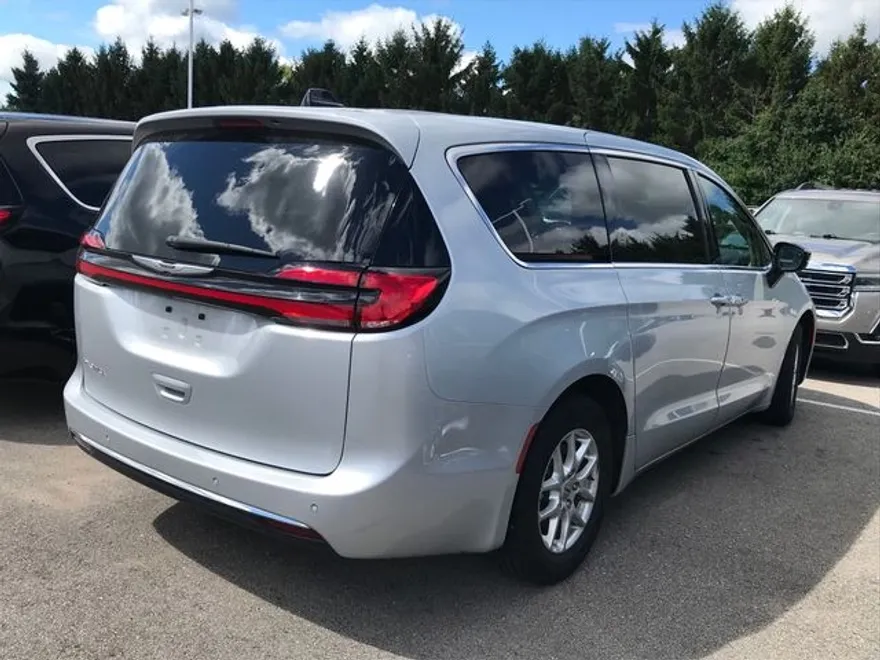 2024 Chrysler Pacifica Touring L photo 1
