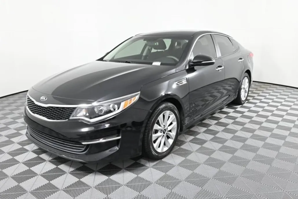 2017 Kia Optima LX photo 1