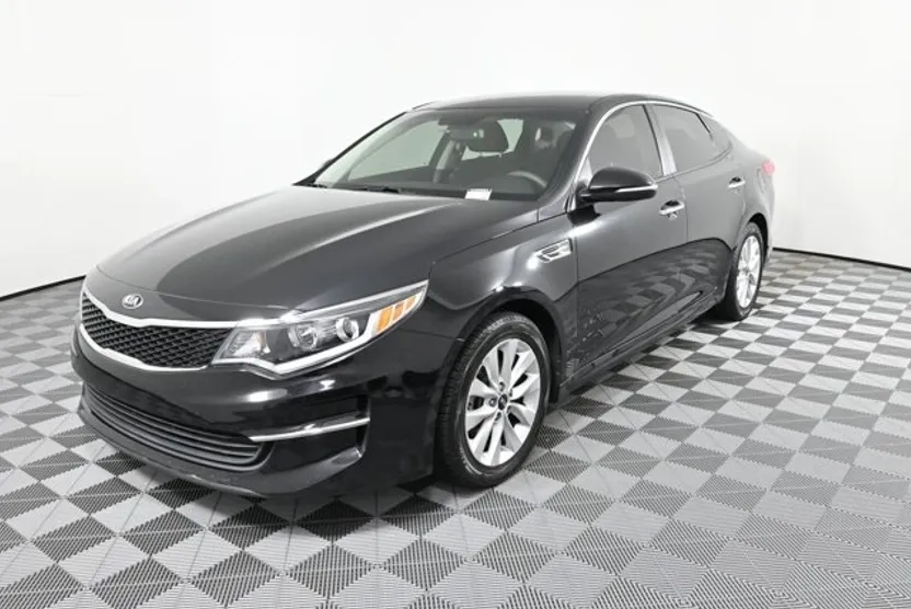 2017 Kia Optima LX photo 1