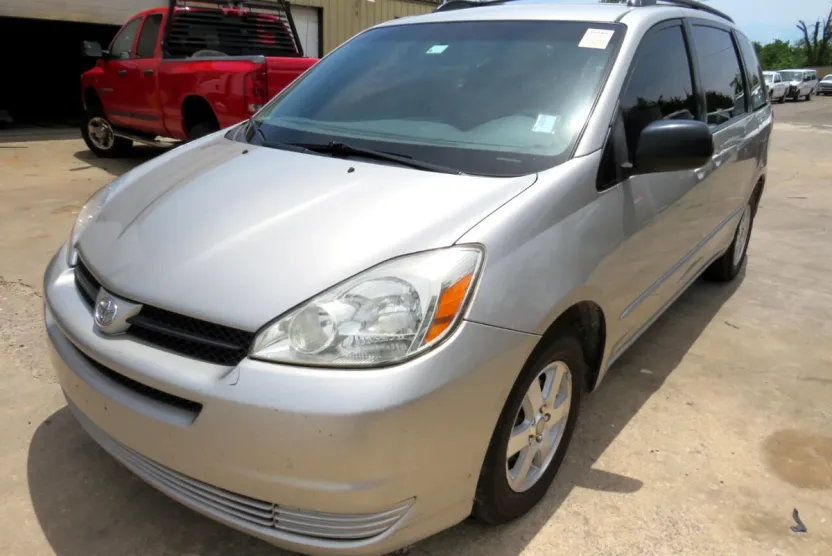 2005 Toyota Sienna LE photo 1