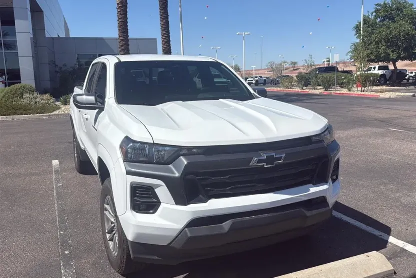 2024 Chevrolet Colorado LT photo 1
