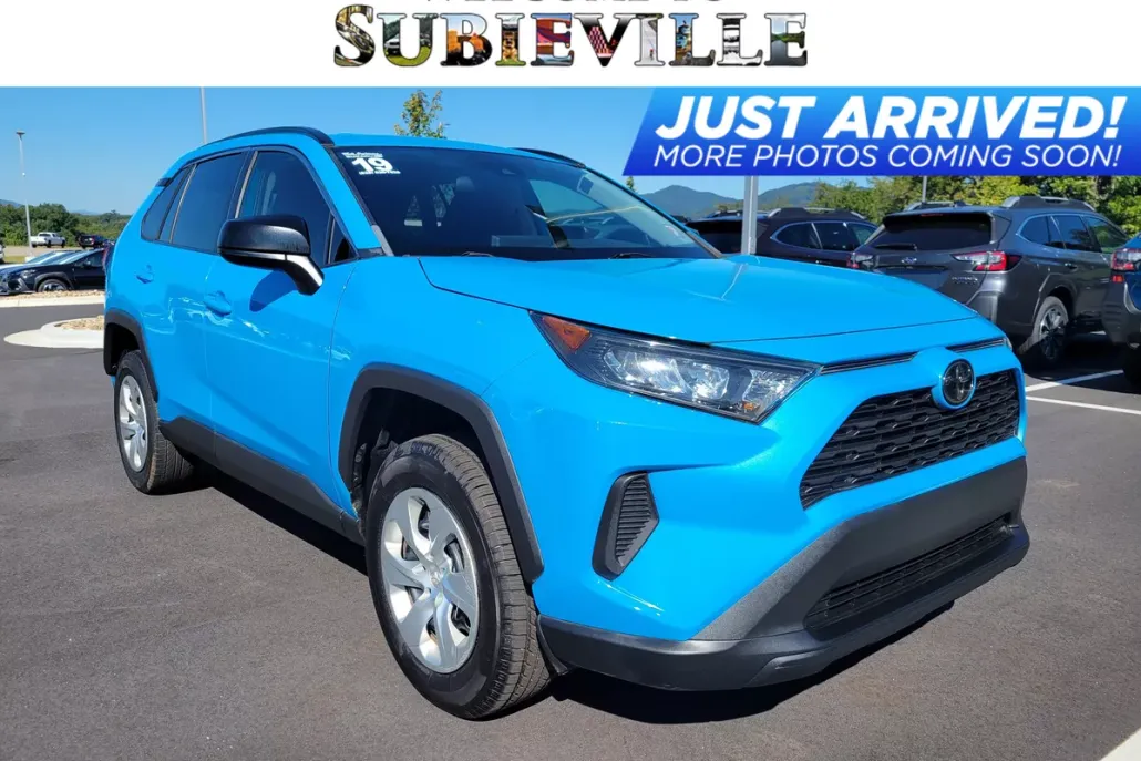 2019 Toyota RAV4 LE photo 1