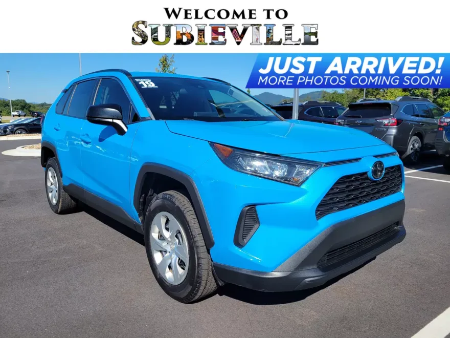 2019 Toyota RAV4 LE photo 1