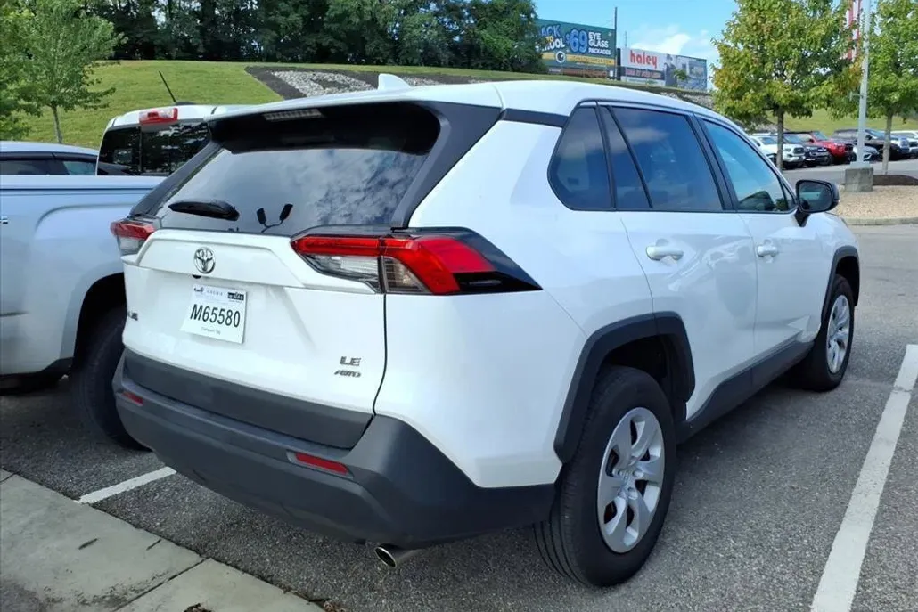 2024 Toyota RAV4 LE photo 1