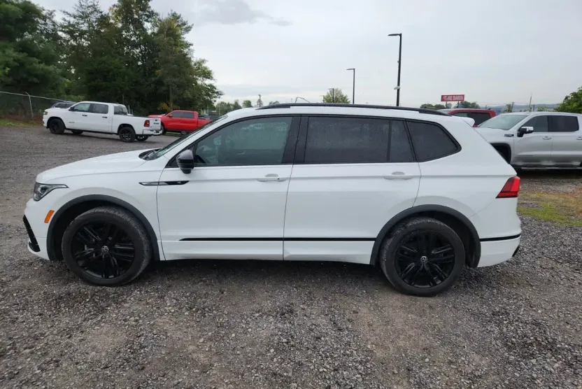 2022 Volkswagen Tiguan SE R-Line Black photo 1
