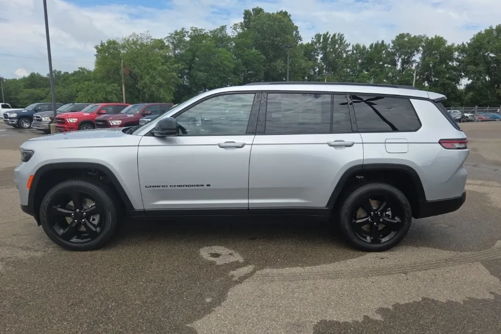 2025 Jeep Grand Cherokee Limited photo 1