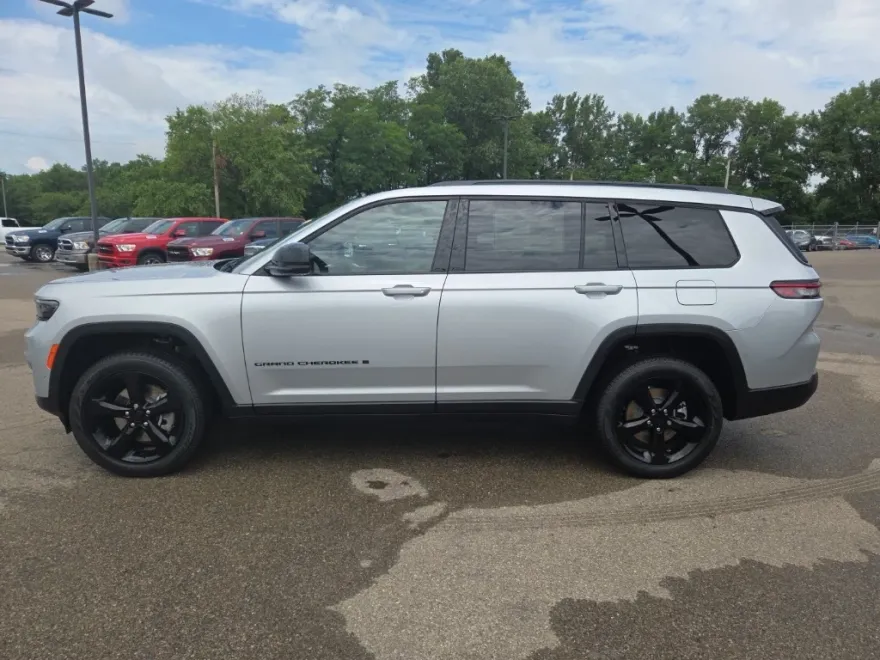2025 Jeep Grand Cherokee Limited photo 1