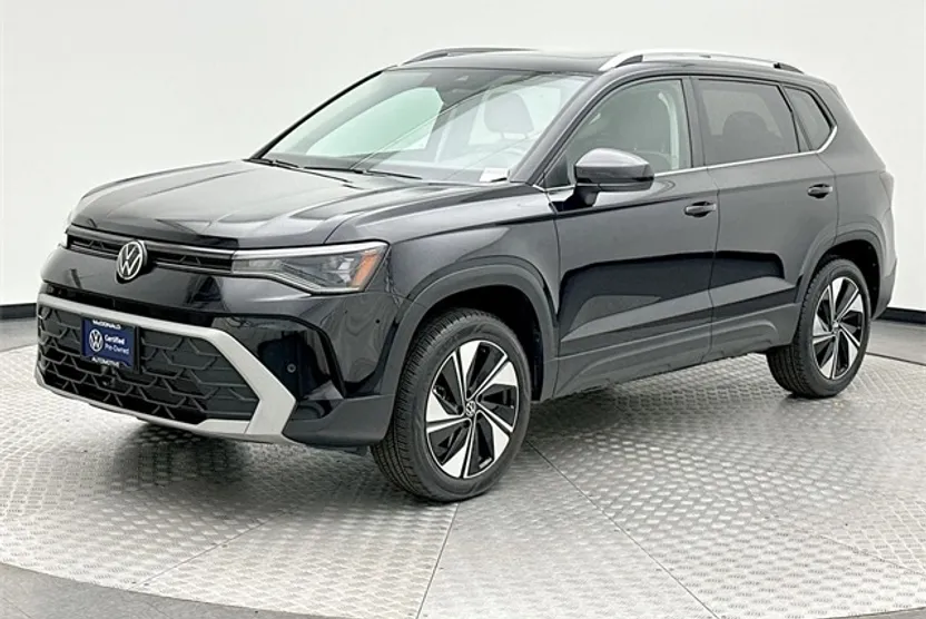2025 Volkswagen Taos SE photo 1