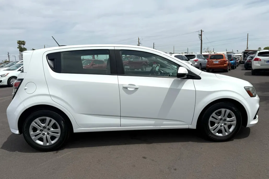 2017 Chevrolet Sonic photo 1