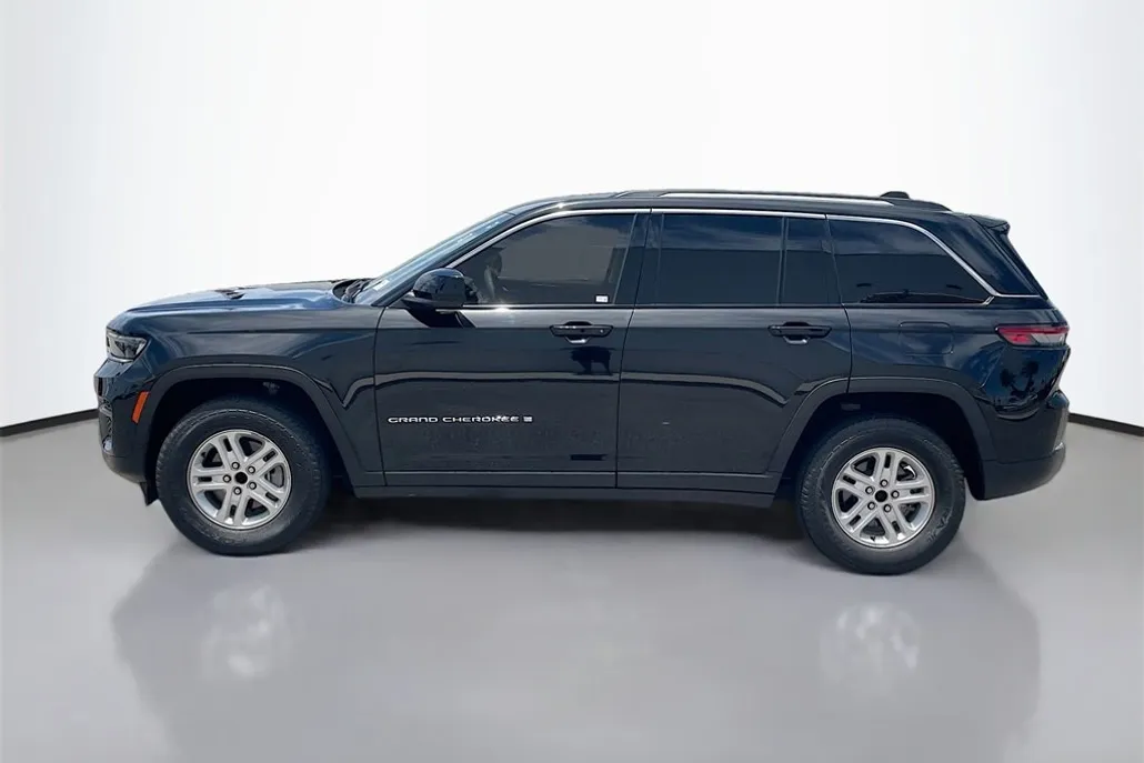 2023 Jeep Grand Cherokee Laredo photo 1