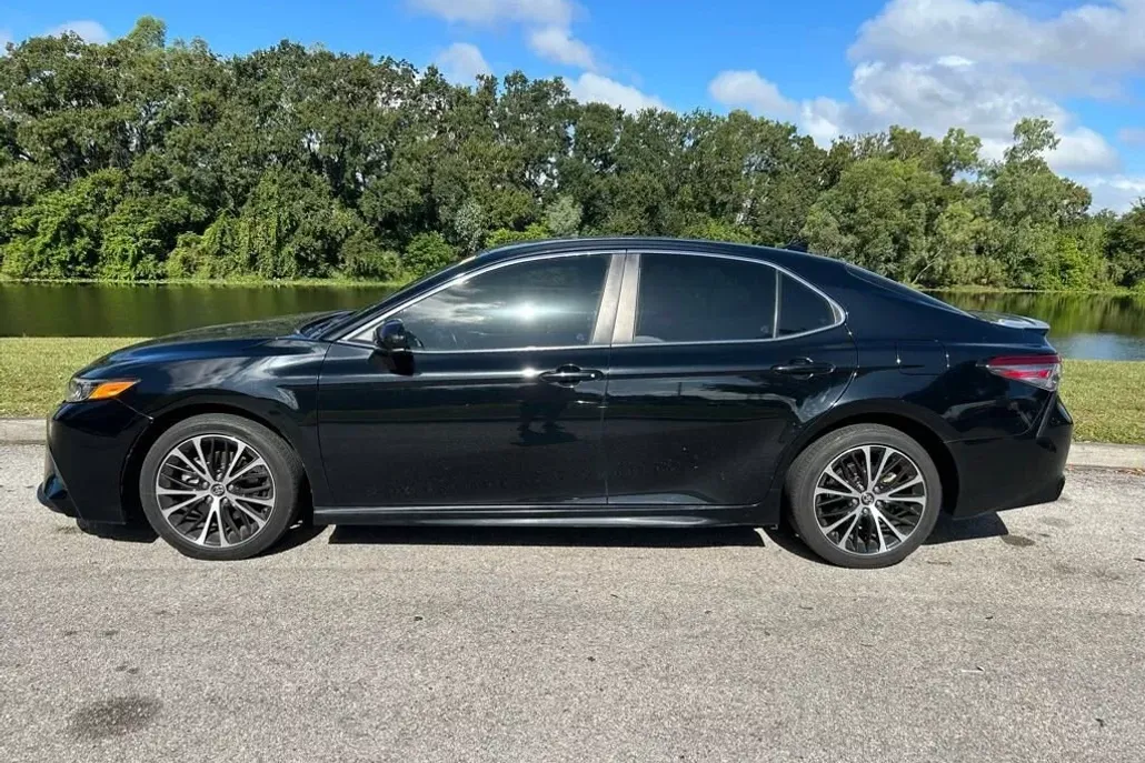 2019 Toyota Camry SE photo 1