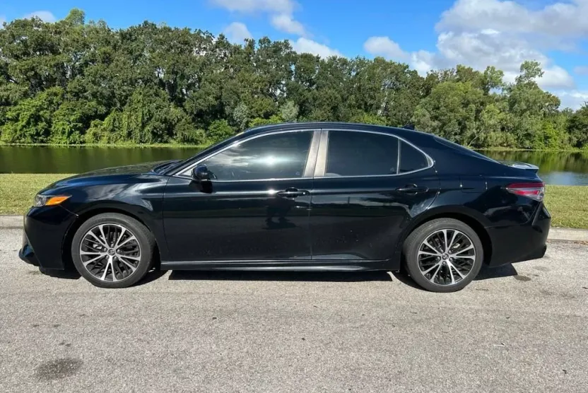 2019 Toyota Camry SE photo 1