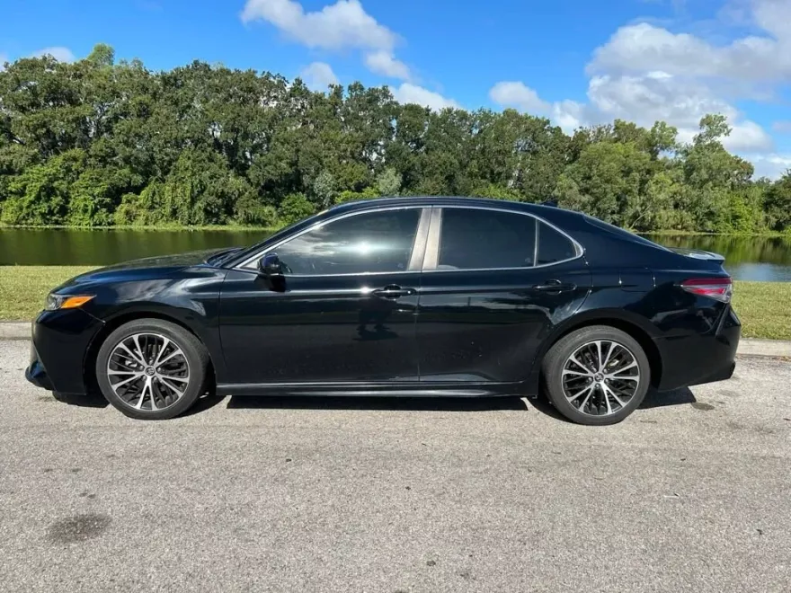 2019 Toyota Camry SE photo 1