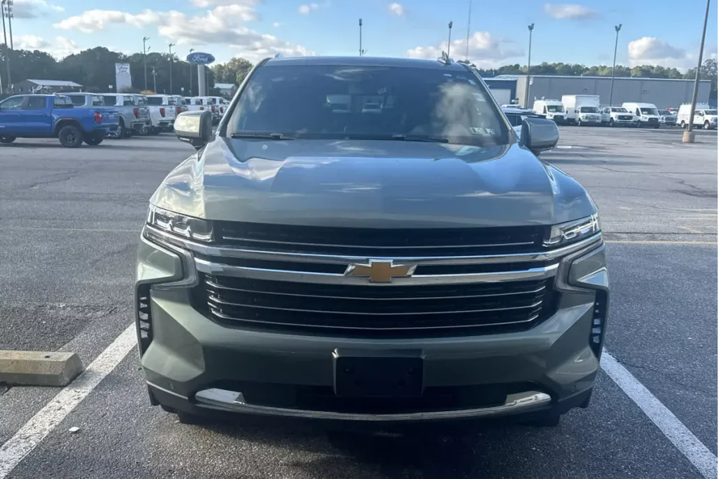 2023 Chevrolet Suburban LT photo 1