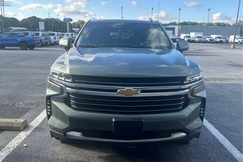 2023 Chevrolet Suburban LT photo 1