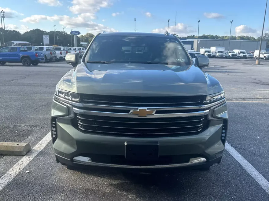 2023 Chevrolet Suburban LT photo 1