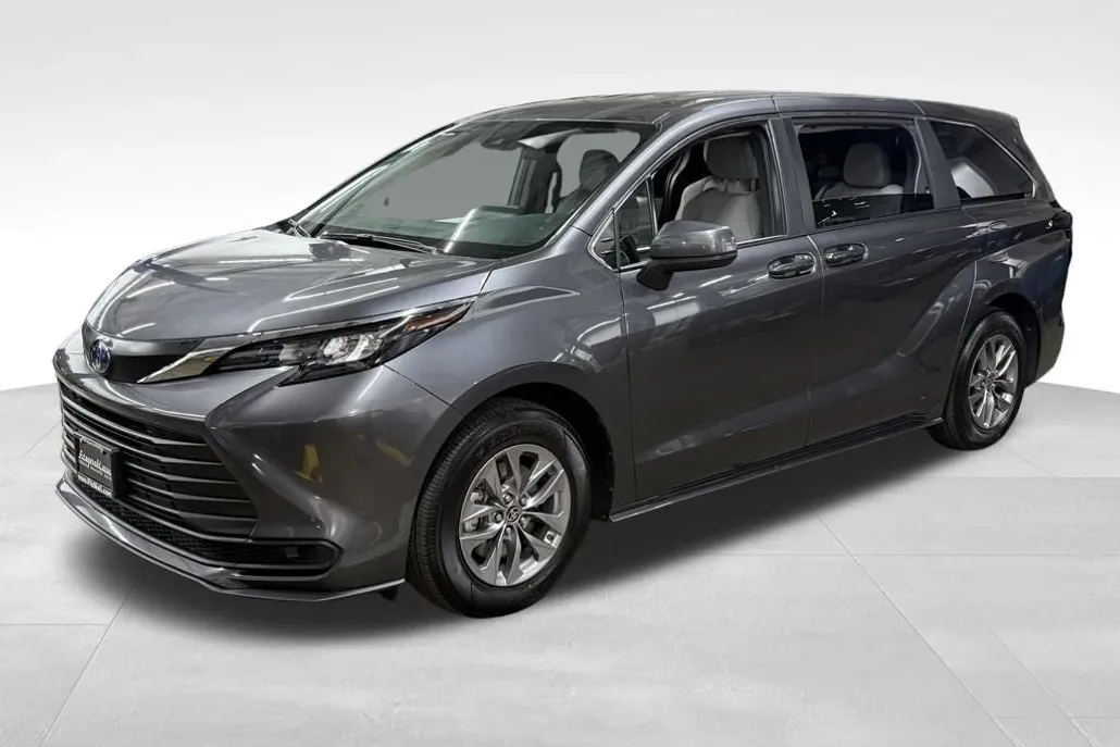 2025 Toyota Sienna LE photo 1