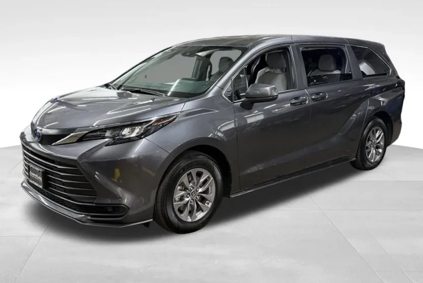 2025 Toyota Sienna LE photo 1