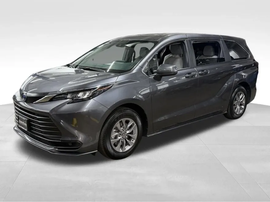2025 Toyota Sienna LE photo 1
