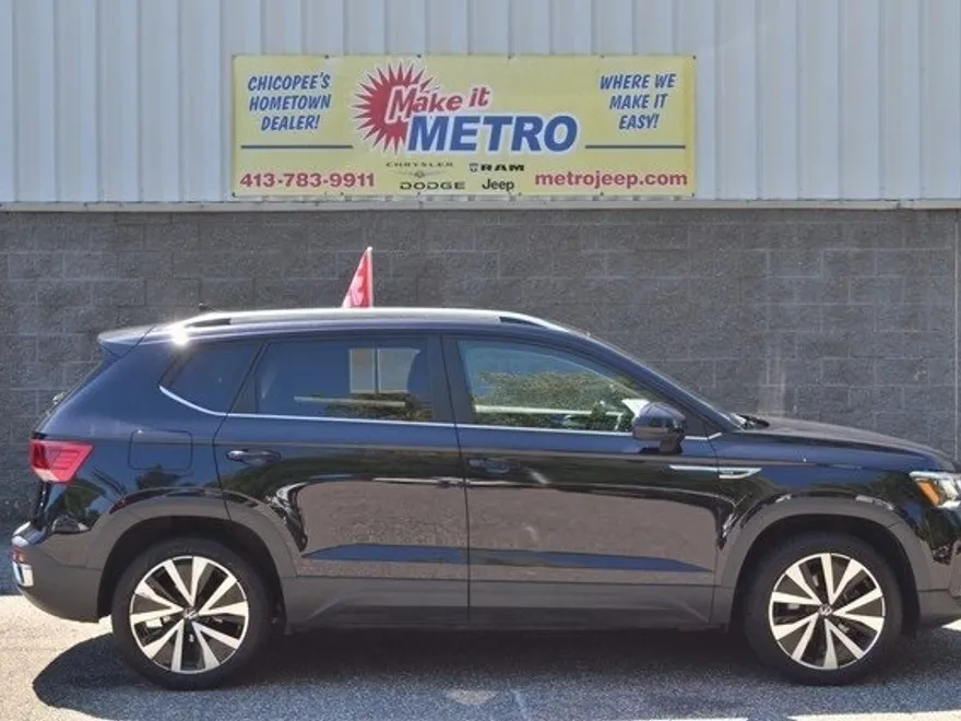 2022 Volkswagen Taos SE photo 1
