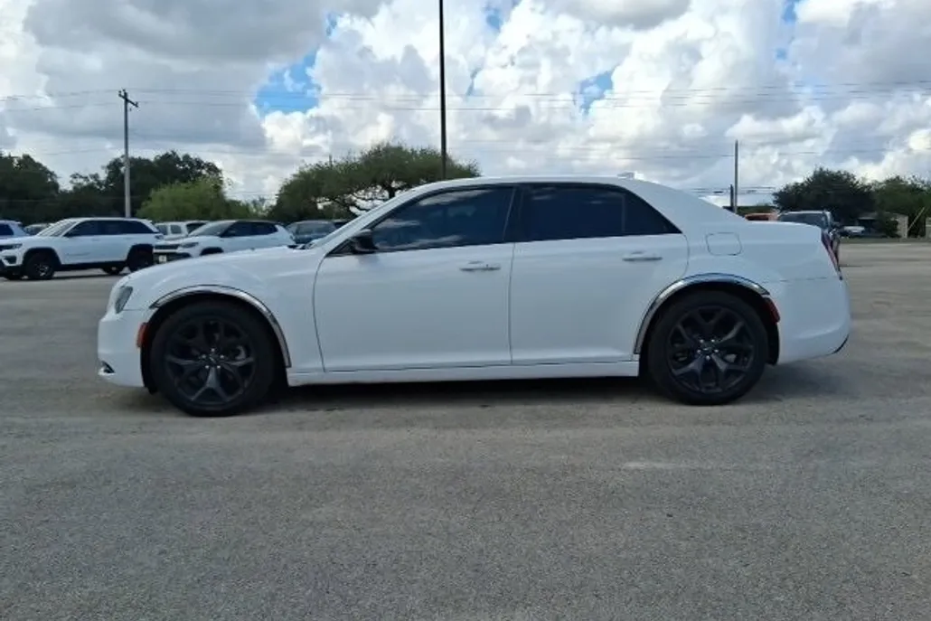 2022 Chrysler 300 Touring photo 1