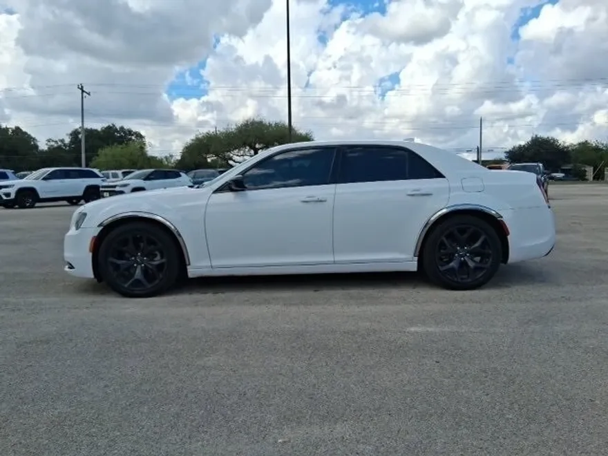 2022 Chrysler 300 Touring photo 1