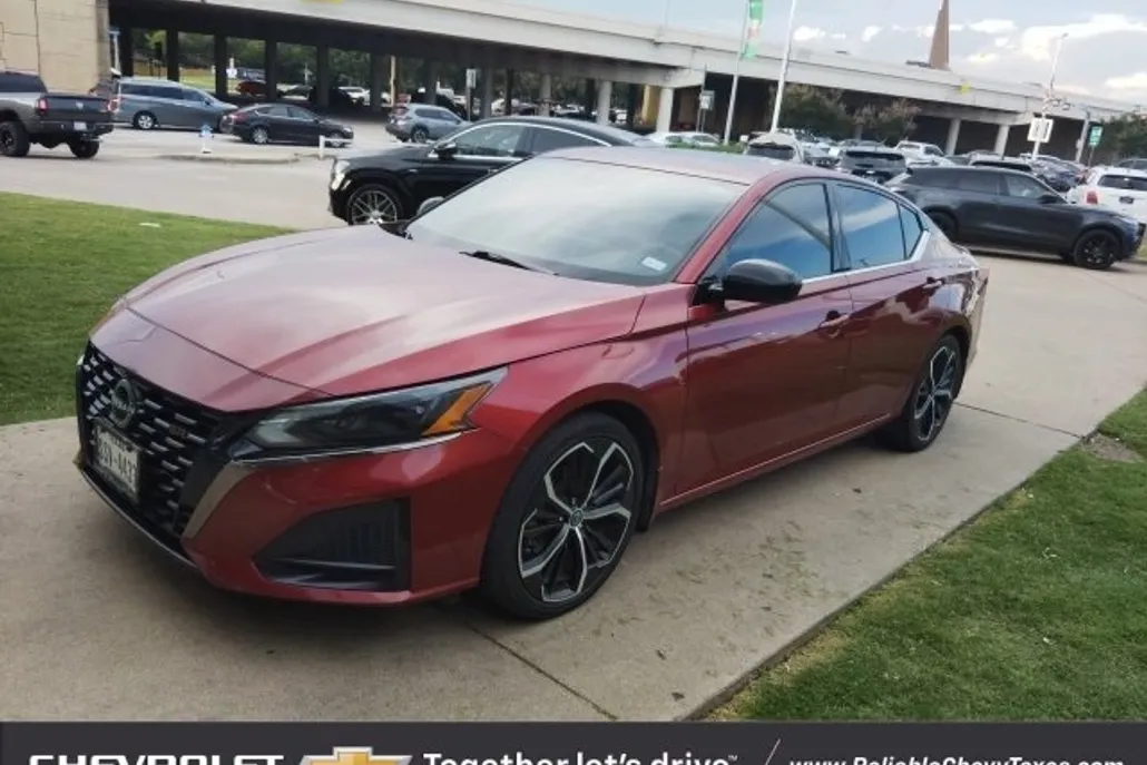 2023 Nissan Altima SR photo 1