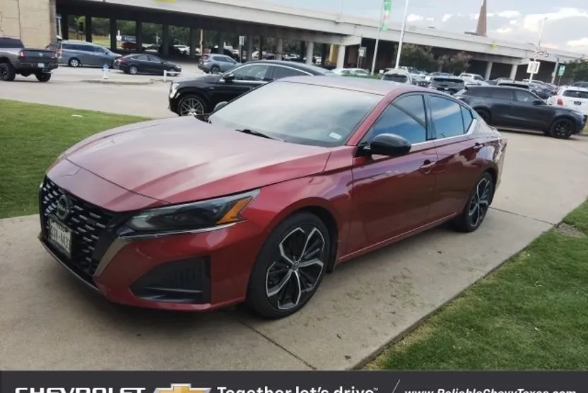 2023 Nissan Altima SR photo 1