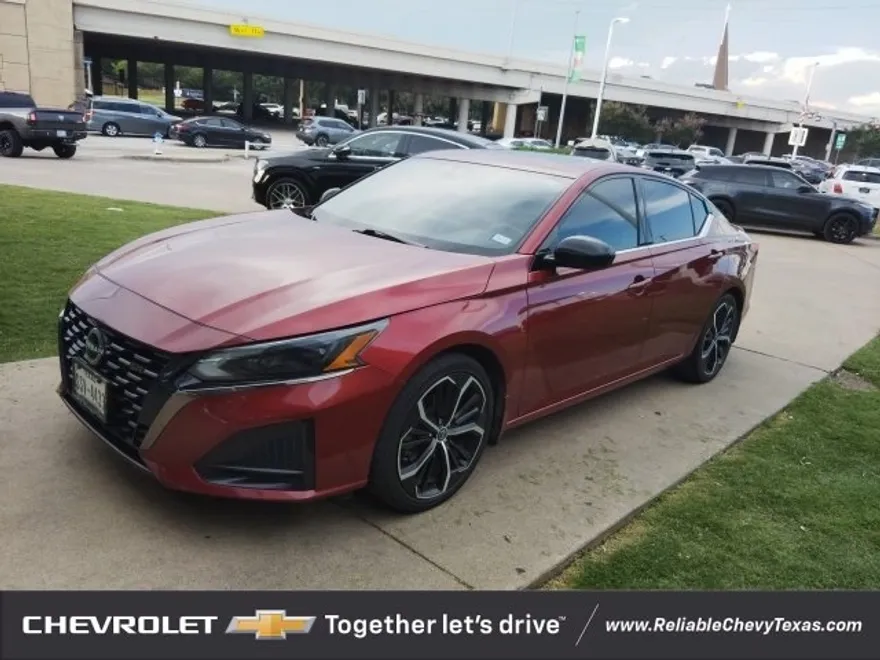 2023 Nissan Altima SR photo 1