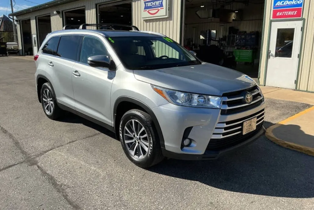 2019 Toyota Highlander XLE photo 1
