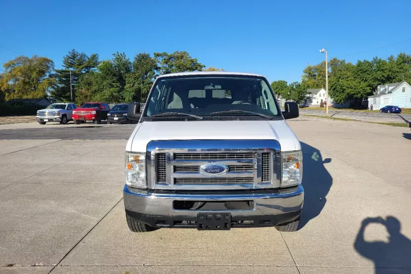 2011 Ford E-350 photo 1