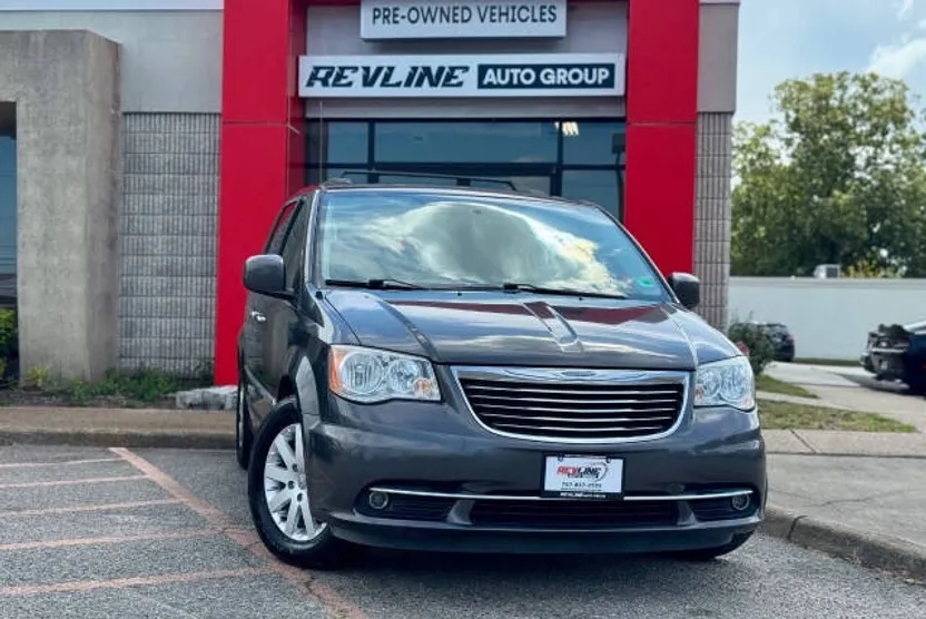 2016 Chrysler Town & Country Touring photo 1