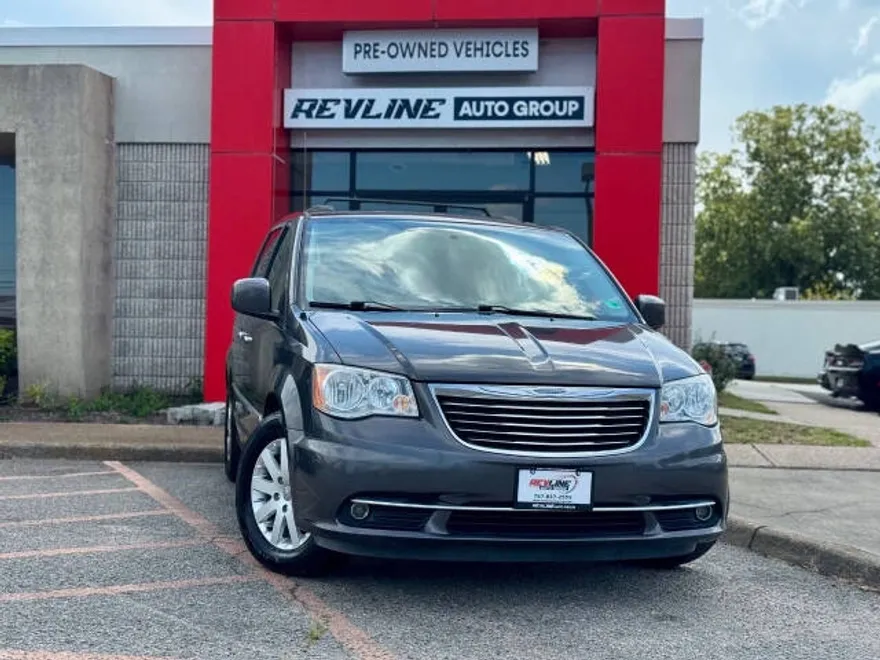 2016 Chrysler Town & Country Touring photo 1