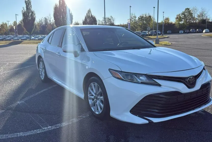 2020 Toyota Camry LE photo 1