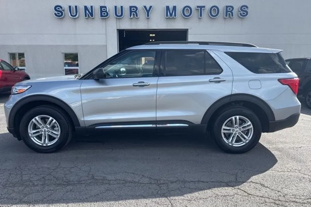 2023 Ford Explorer XLT photo 1