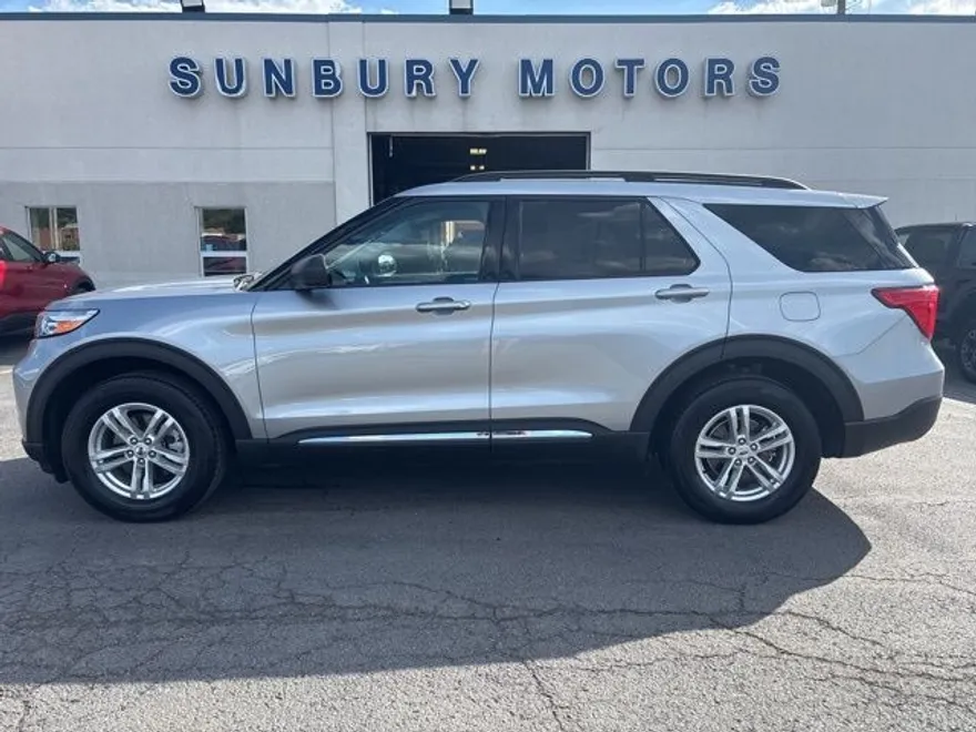 2023 Ford Explorer XLT photo 1