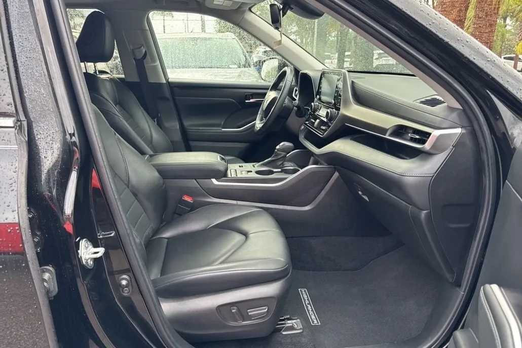 2022 Toyota Highlander XLE photo 1
