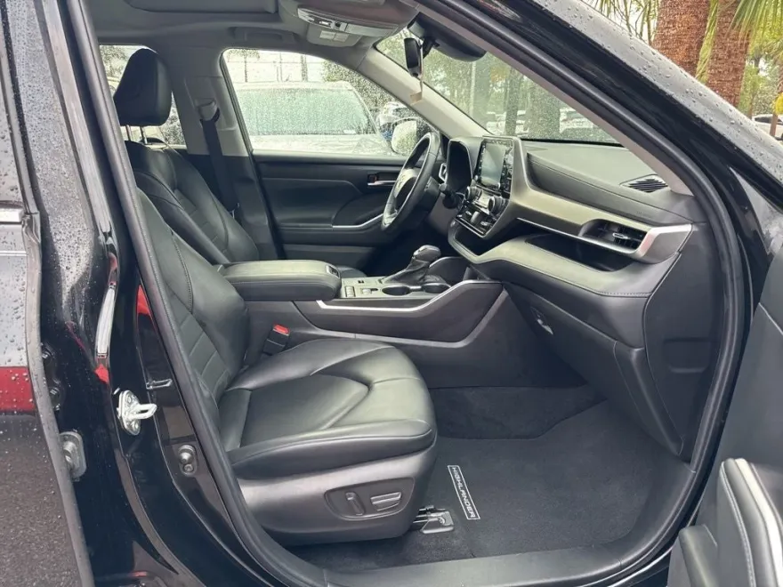 2022 Toyota Highlander XLE photo 1