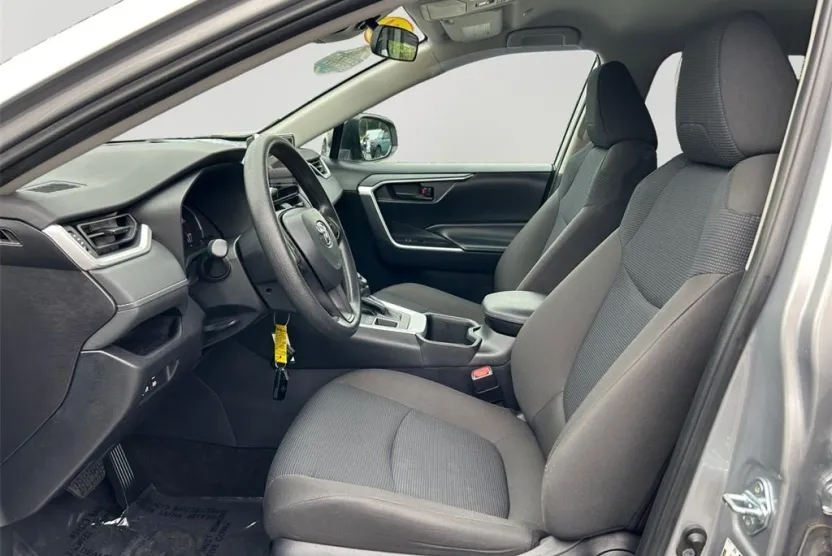 2024 Toyota RAV4 LE photo 1