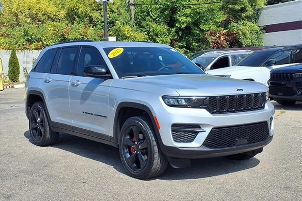 2023 Jeep Grand Cherokee Laredo Altitude photo 1