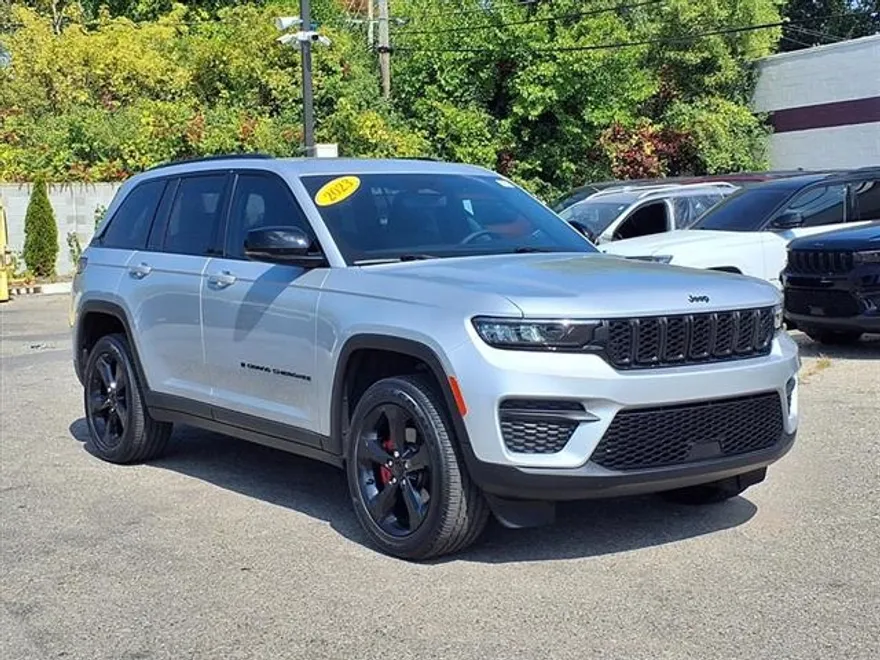 2023 Jeep Grand Cherokee Laredo Altitude photo 1